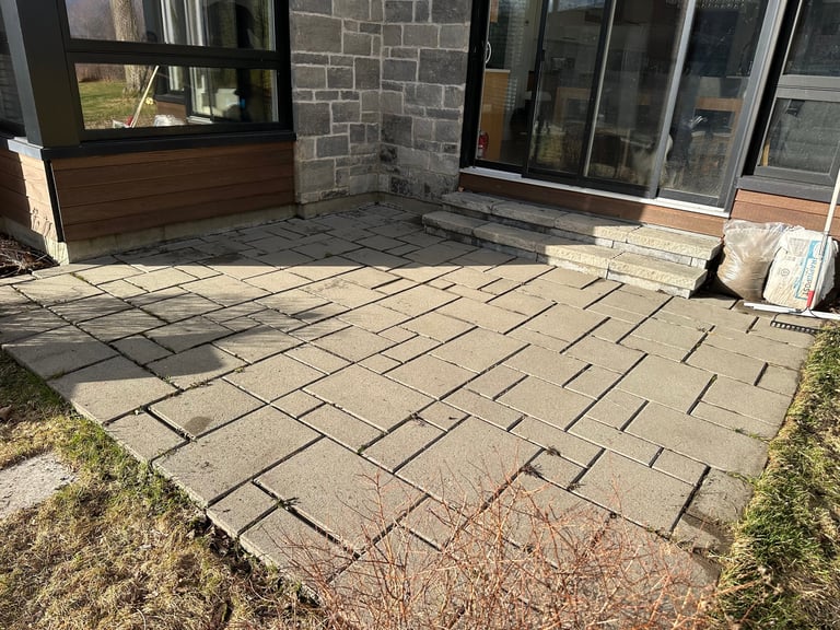 Patio en béton avec pavés motif herringbone